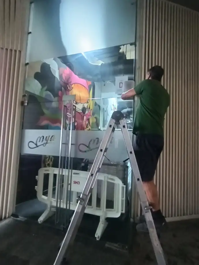 Trabajador de Aingenia instalando una alarma de seguridad