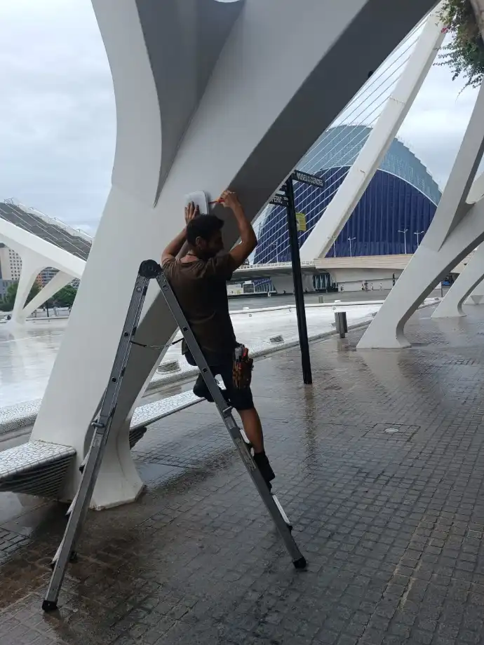 Trabajador de Aingenia instalando en la ciudad de las artes y las ciencias