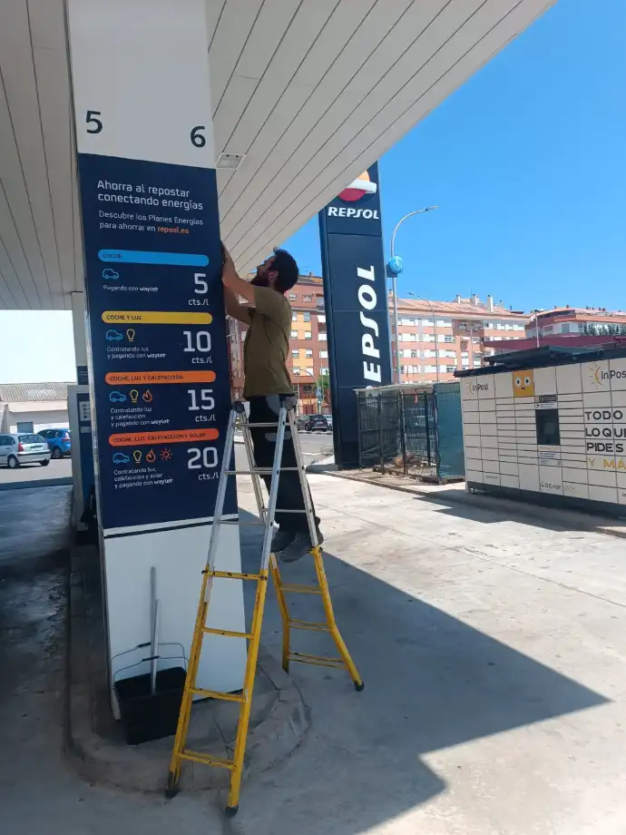 Trabajador de Aingenia montando cámara en gasolinera Repsol