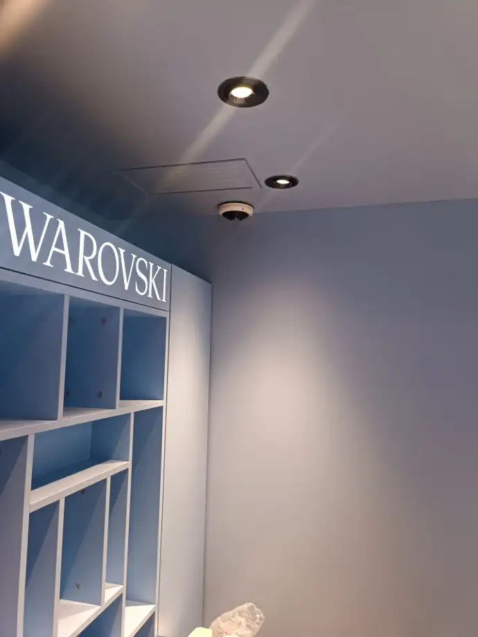 estantería de tienda  Swarovski  enfocada por cámara
